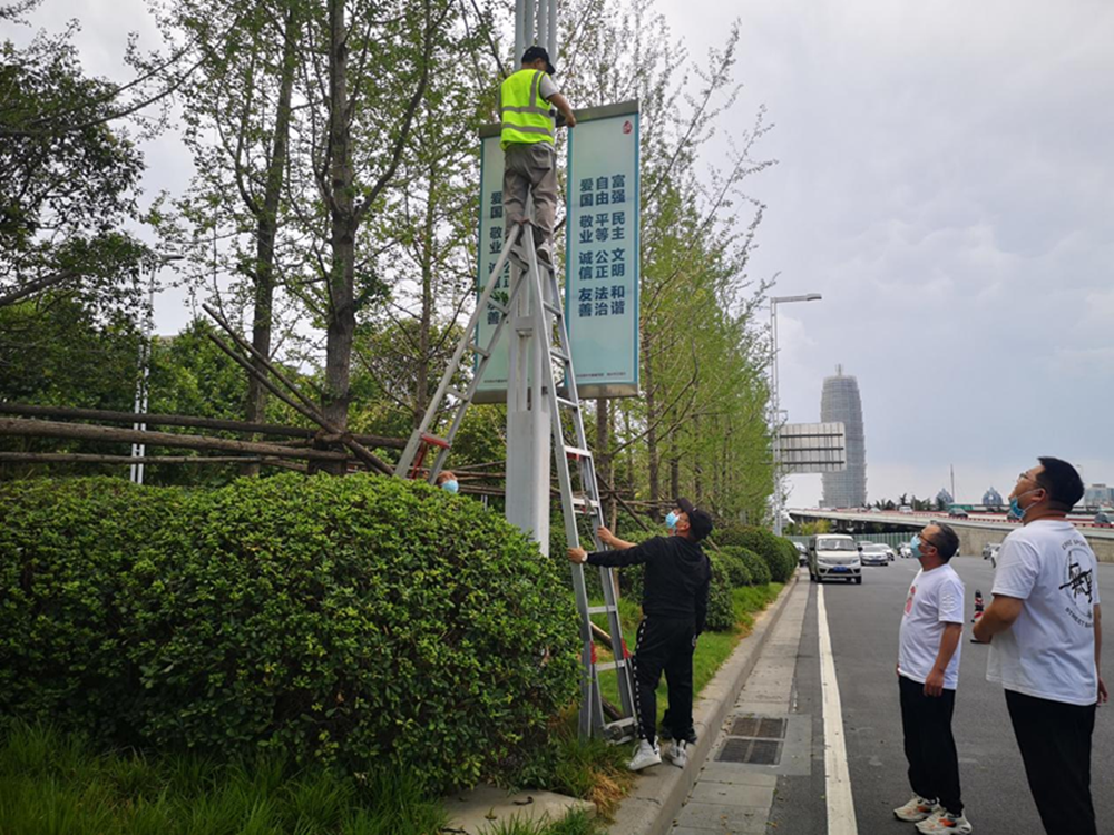 河南戶外廣告網(wǎng)絡傳媒有限公司開展燈桿媒體搶險維護應急演練活動